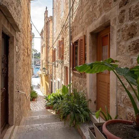 Апартаменти Harbourside Mandina - Zf Hvar
